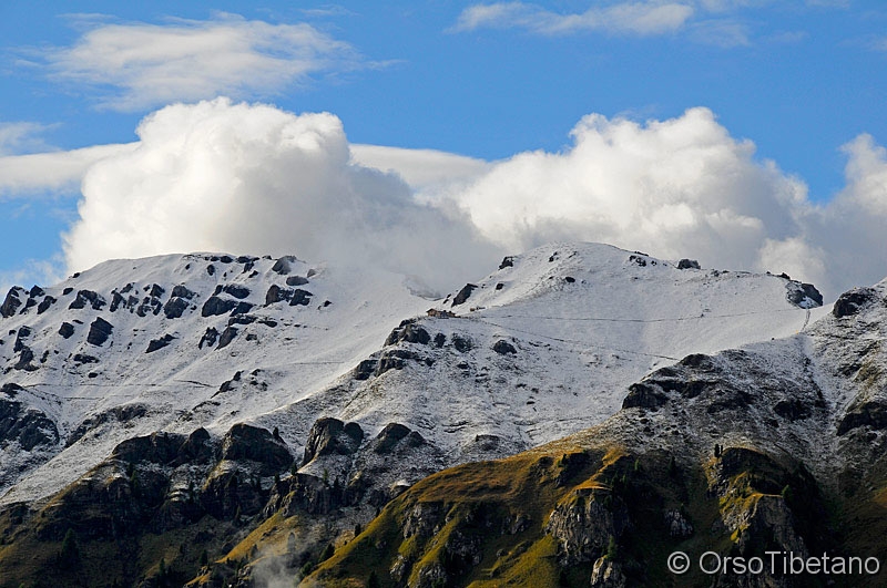 Neve_al_Rifugio_Viel_del_Pan.jpg - Neve autunnale al Rifugio Viel del Pan, Dolomiti, di fronte alla Marmolada - Autumnal snow hut Viel dal Pan, Dolomites, in the face of Marmolada
