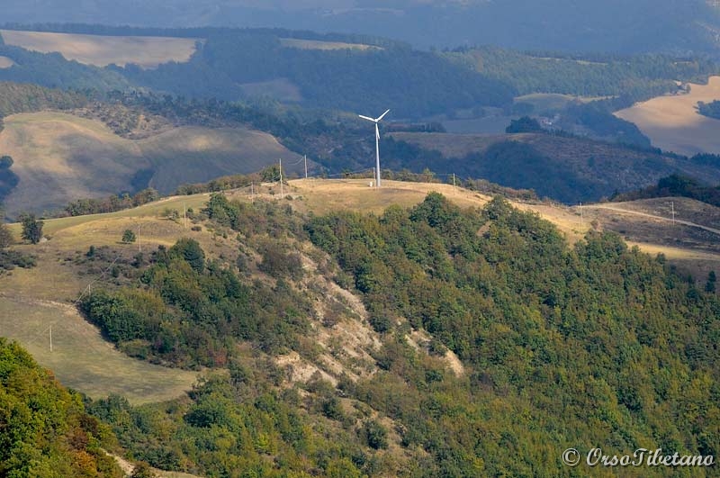 20111016-131420.jpg - Una pala eolica, gli "alberi" del futuro. (Gamberaldi).  -  A wind turbine, the "trees" of the future. (Gamberaldi).