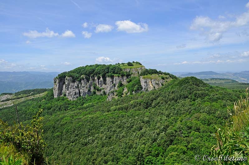 20110619-125528.jpg - Sasso Simoncello visto da Sasso Simone.  -  Sasso Simoncello seen from Sasso Simone.