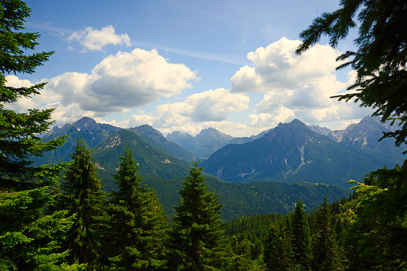 08-06-14-122120.jpg - Panorama salendo verso il Monte Zovo