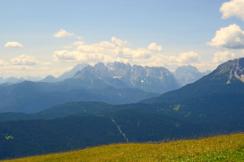 08-06-14-123901.jpg - Panorama da Monte Zovo - Sullo sfondo Antelao a sx e Pelmo a dx