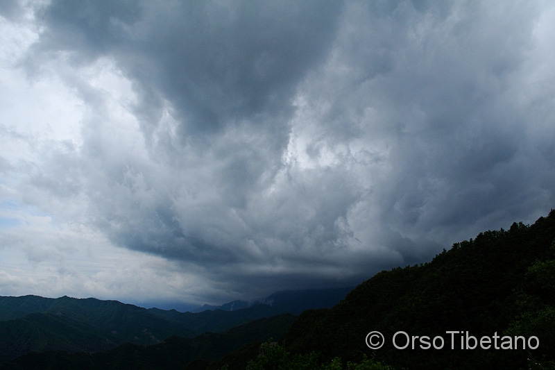 20130609-145100.jpg - Alle volte le Nuvole sanno essere inquietanti... Molto inquietanti!!! (Scendendo dai Lavacchi, verso Lago di Corniolo - Appennino Romagnolo) - Sometimes the Clouds are unsettling... Very unsettling!!! (Coming down from Lavacchi, toward Lake Corniolo Romagnolo Apennines)