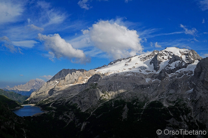 Civetta_-_Marmolada_-_Lago_Fedaia.jpg - Camminando verso il Rifugio Viel dal Pan... a destra il Ghiacciaio della Marmolada, sullo sfondo il Monte Civetta, di sotto il Lago Fedaia - Walking towards the Refuge Viel dal Pan... on the right the Marmolada Glacier, in the background Mount Civetta, below Lake Fedaia