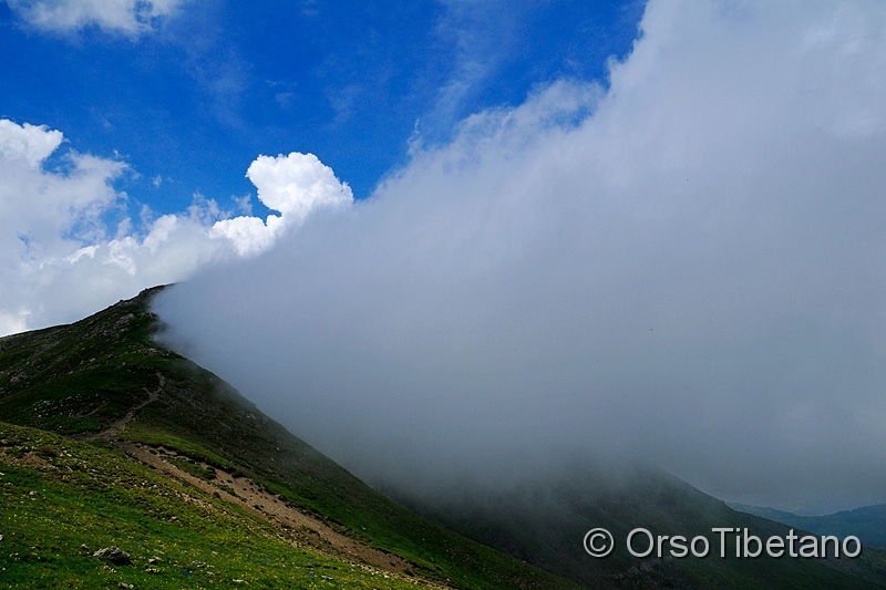 20130615-134612.jpg - Nuvola che riposa appoggiata alla montagna (scendendo dal Monte Cimone) - Cloud resting leaninig on the mountain (coming down from Mount Cimone)